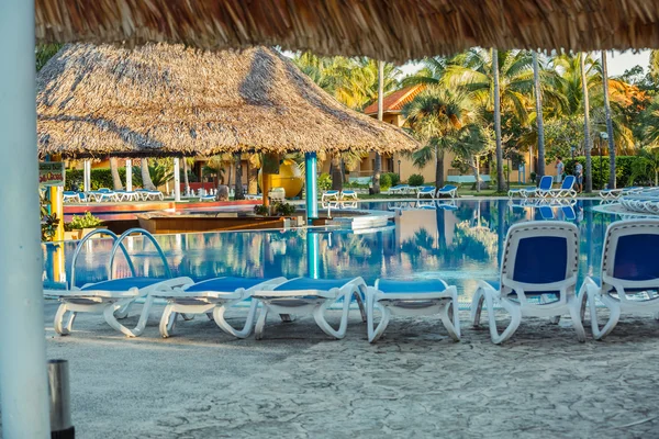 Bonita piscina tranquila en el jardín tropical con un amanecer temprano en la mañana en una isla cubana resort —  Fotos de Stock