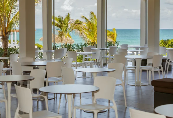 Bonita hermosa vista desde vacío, café al aire libre contra encantador acogedor fondo de la naturaleza tropical — Foto de Stock