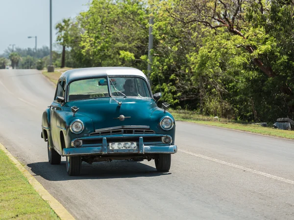 Blue classic, retro vintage taxi coche de conducción en la carretera en Cuba —  Fotos de Stock