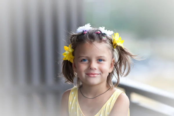 Χαρούμενη ευτυχισμένη κοριτσάκι με μοντέρνα μαλλιά στυλ στέκεται στο μπαλκόνι — Φωτογραφία Αρχείου