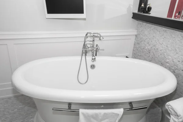 Beautiful cozy inviting  view of luxury vintage retro style bathtub and beautiful stylish faucet — Stock Photo, Image