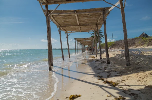 Hermosa vista del océano y pasarela de playa decorada con gente de fondo en la isla cubana — Foto de Stock
