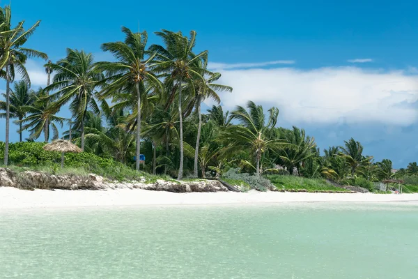 Hermosa vista al mar en el fondo de la playa tropical de arena blanca en la isla cubana —  Fotos de Stock