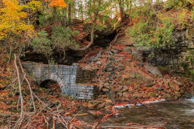 Eski bir vintage Tuğla Fabrikası bir parçası ile güzel sonbahar orman arka plan, ve görmek ayrı düşmüş