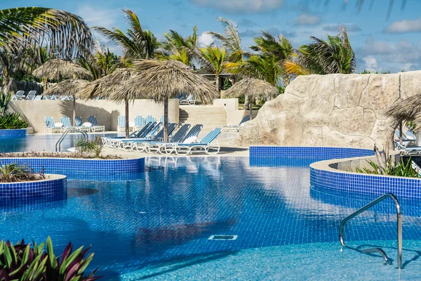 Incredibile vista invitante della piscina tropicale — Foto Stock