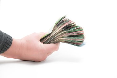 Beyaz arka plan üzerinde izole para banknot kalın paket tutan bir el