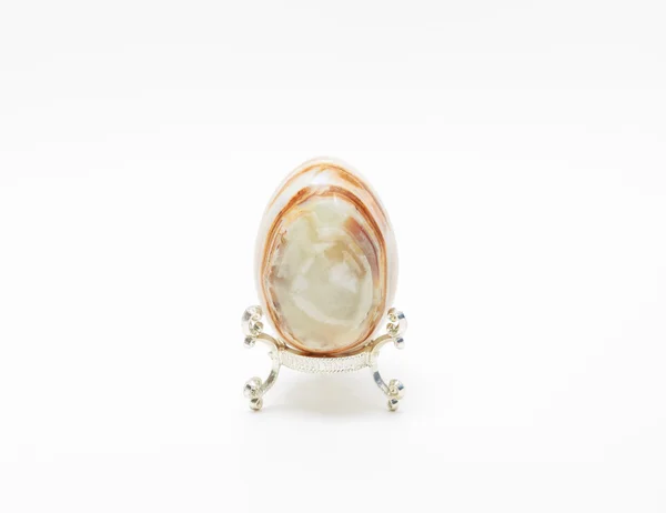 Vintage encantador ónix huevo de piedra decorado Pascua en el stand — Foto de Stock