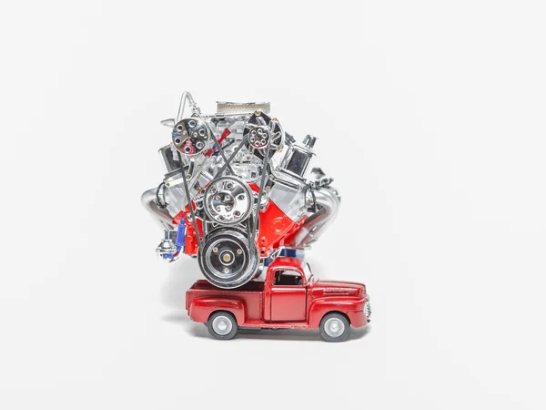 Modèle miniature de camionnette de style rétro transportant un gros moteur de camion en aluminium — Photo