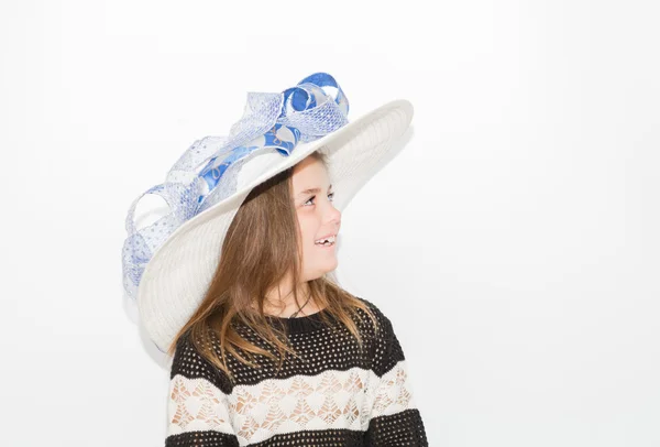 Lycklig liten flicka med fashionabla hatt, ler och tittar bort — Stockfoto