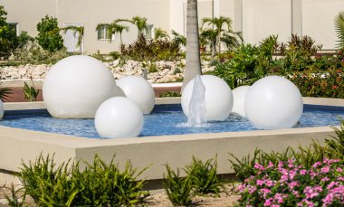 Beyaz Bahçe Çeşmesi su içerisinde yüzen ışıklar yuvar