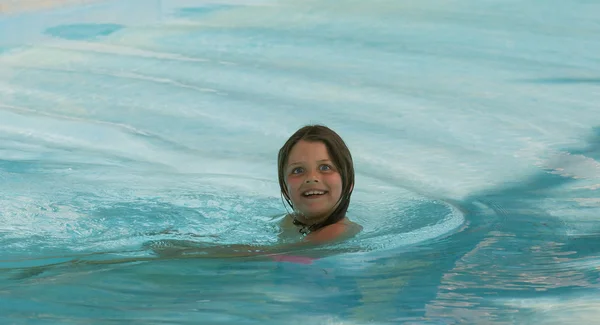 Ragazza felice bambino fare divertente pazzo faccia mimica e nuotare nell'oceano — Foto Stock