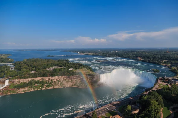 Güzel görkemli muhteşem manzarasını Niagara Falls günbatımı zaman arka planda insanlarla