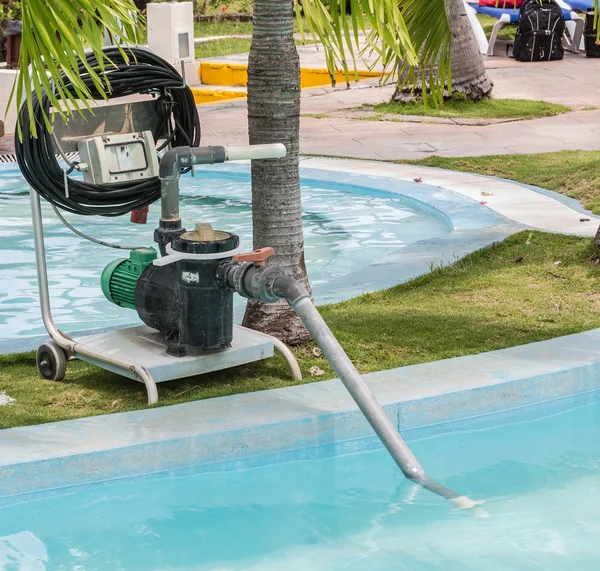 スイミング プールの洗浄のための古い技術電気ポンプのビューのフラグメント — ストック写真