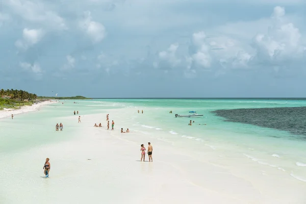 Μεγάλη θέα ορθάνοιχτη Κούβας λευκή αμμουδιά και ήρεμη ωκεανό — Φωτογραφία Αρχείου