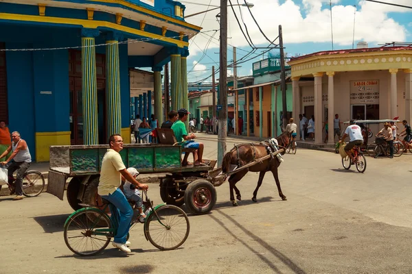 La vie cubaine dans une petite ville crétin avec des gens en arrière-plan — Photo