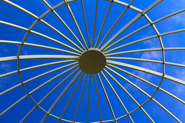 Metal yapı kubbe closeup görünümünü açık cam çatı ve mavi gökyüzü — Stok fotoğraf