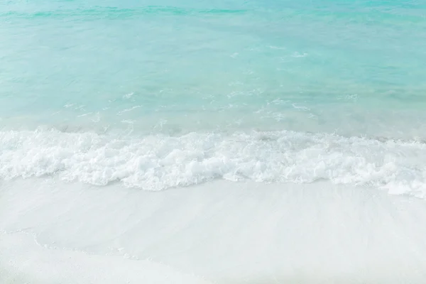 白い砂浜のビーチとターコイズの海自然な背景 — ストック写真