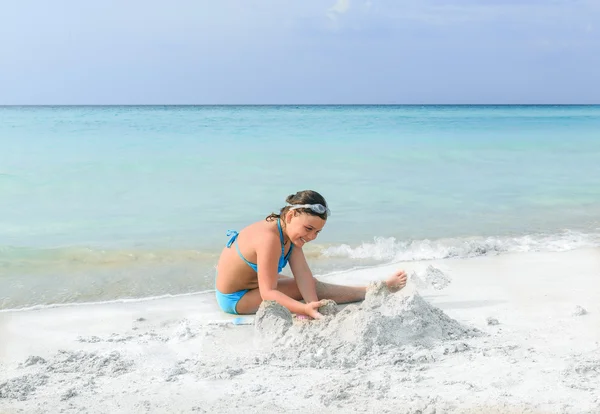 Child  playing on white sand gorgeous beach near the ocean — Stock Photo, Image