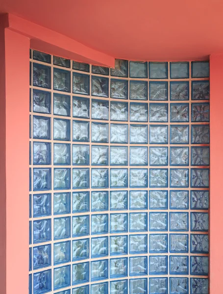 Vista da parede laranja varanda feita de blocos de vidro azulado claro — Fotografia de Stock