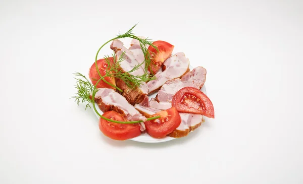 Nahaufnahme von frischem und köstlichem Räucherfleisch mit Dill und roten saftigen Tomaten — Stockfoto