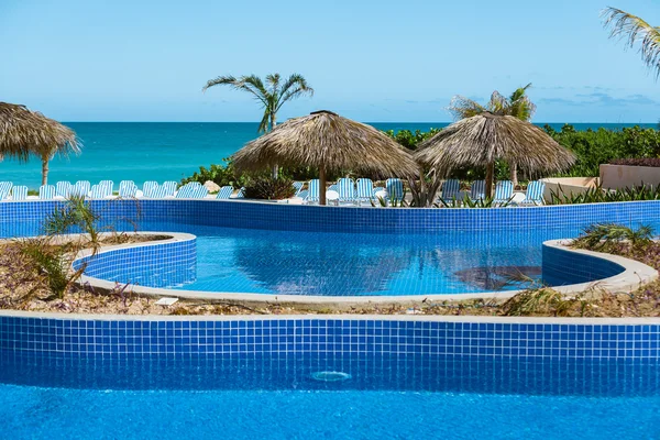 Amzing hermosa vista de azulejos de cerámica azul elegante piscina — Foto de Stock