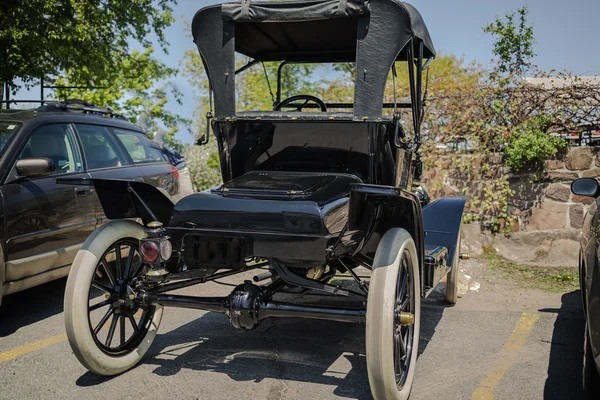 Вид ззаду старий старовинний класичний ретро автомобіль — стокове фото