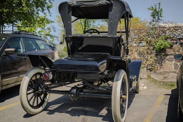 Visão traseira do velho vintage clássico carro retro — Fotografia de Stock