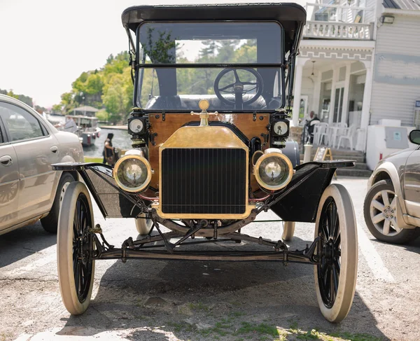 Adembenemend uitzicht op de oude vintage, klassieke mooie auto — Stockfoto