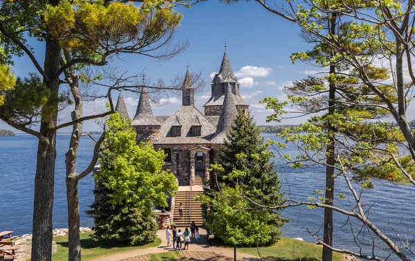 Schöne herrliche Aussicht auf alte Vinyage Castle Cold House auf der Herzinsel im See — Stockfoto