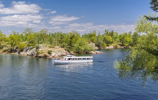 Gorgeous  view of small ship travel on the lake with people on board — Stock Photo, Image