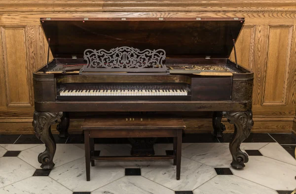 eski güzel harika vintage piyano ayakta ahşap arka plan
