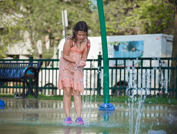 Niña jugando en parque acuático al aire libre para niños —  Fotos de Stock