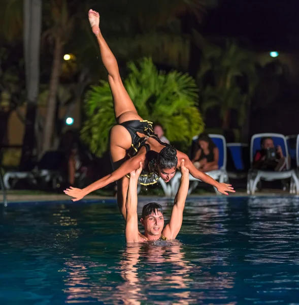 Great closeup view of  professional Cuban dancers at hight show in watter pool — Stock Photo, Image