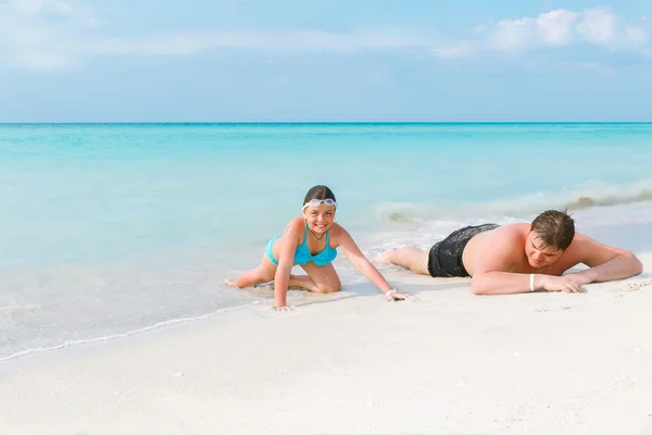 Child girl and teenage boy relaxing and enjoying their leisure time on Cuban sunny white sand beach — Stock Photo, Image