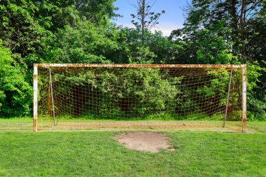eski paslı terk edilmiş kale direği ayakta görünümünü alan üzerinde parçası
