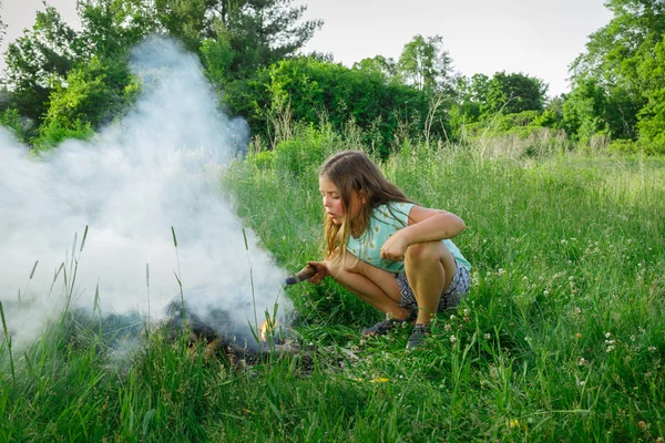 Child girl making fire in outdoor park — Φωτογραφία Αρχείου