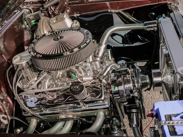 Vista de close-up lateral detalhada do motor de carro vintage clássico retro — Fotografia de Stock