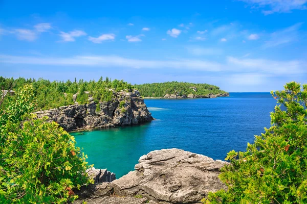 Gorgeous landscape view of great inviting Cyprus lake tranquil, turquoise water at beautiful Bruce Peninsula, Ontario — Zdjęcie stockowe