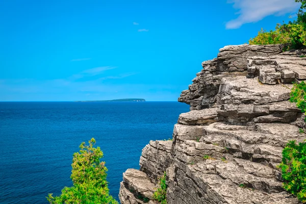 Natural rocky cliff, landscape view above tranquil azure blue water at beautiful, inviting Bruce Peninsula, Ontario — Zdjęcie stockowe
