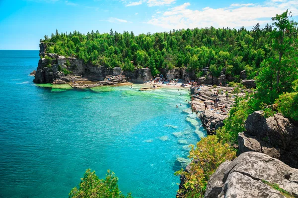 Gorgeous amazing natural rocky beach view and tranquil azure clear water — ストック写真