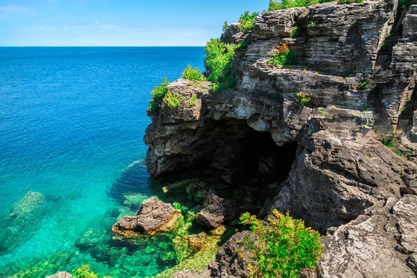 Incroyable vue invitante de l'entrée de la grotte du bord du lac à Bruce péninsule Chypre lac, Ontario — Photo