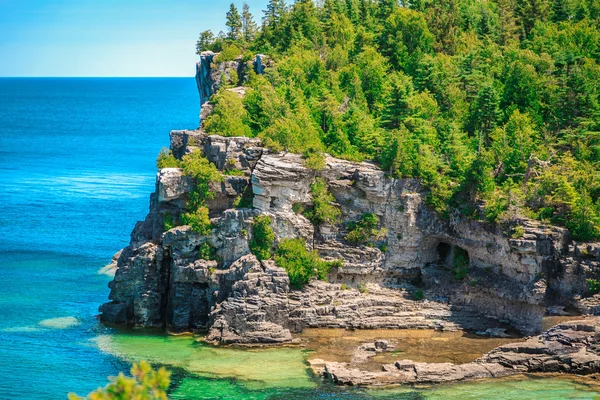 Amazing natural rocky beach landscape view and tranquil azure clear water at beautiful, inviting Bruce Peninsula, Ontario — ストック写真