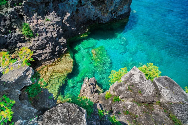 Amazing natural rocks, cliffs view above tranquil azure clear water at beautiful, inviting Bruce Peninsula, Ontario — Zdjęcie stockowe