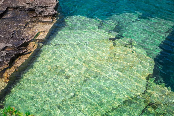 Vue abstraite de fond de magnifiques rochers situés sous l'eau du grand lac de Chypre — Photo