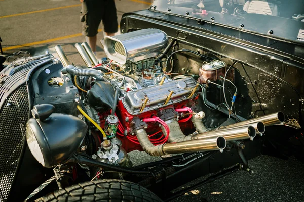 Great amazing closeup view of old vintage classic car engine — 图库照片