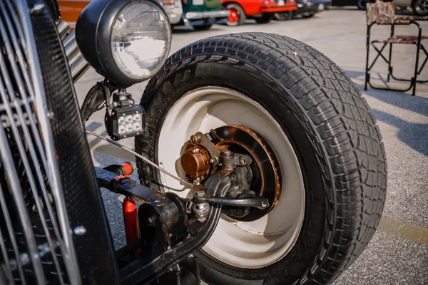 Vista de primer plano detallada de la rueda de coche clásico antiguo y otros componentes del freno —  Fotos de Stock