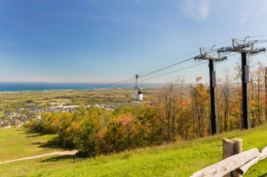 Collingwood, Ontario, Kanada, Blue Mountain Village tatil köyü, Ekim 1.2025, turistlerin dağ köyüne gittiği muhteşem, görkemli bir manzara, güneşli bir sonbahar günü, Georgian Bay, arka planda Huron Gölü. 