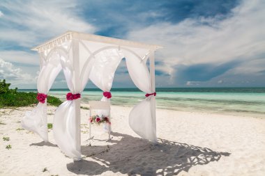 tropik sahilde duran dekore düğün çardak inanılmaz muhteşem davetkar görünümü