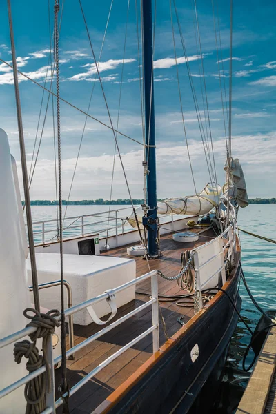 Beautiful fragment of view of a tall vintage old ship nose against turquoise tranquil lake and blue sky background — Stockfoto