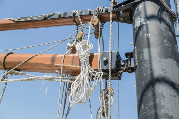 Частичный вид детализированных старых высоких частей корабля и веревок на фоне голубого неба — стоковое фото